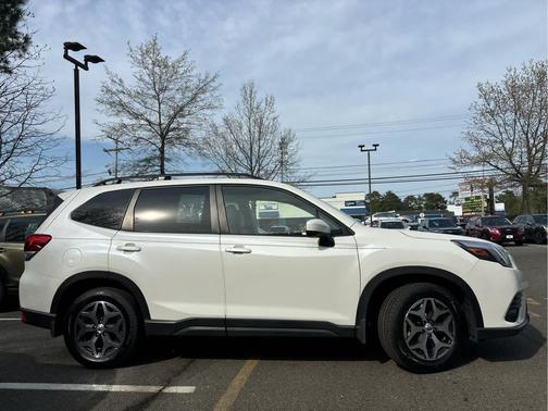 Crystal White Pearl 2022 Subaru Forester Premium