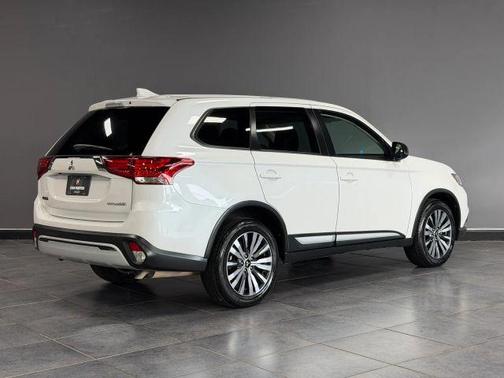 White 2019 Mitsubishi Outlander SE