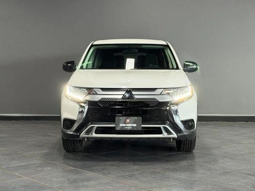 White 2019 Mitsubishi Outlander SE