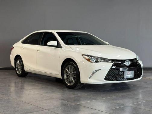 White 2017 Toyota Camry SE