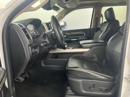 2019 RAM 2500 Laramie Crew Cab 4x4 6'4' Box