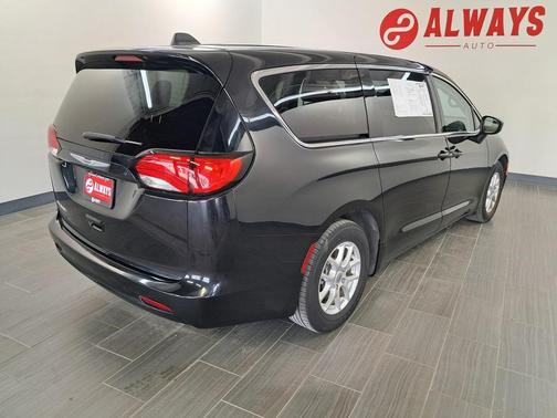2022 Chrysler Voyager LX