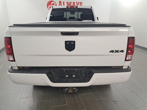 2017 RAM 3500 Big Horn Crew Cab 4x4 8' Box