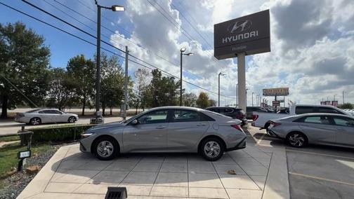 2025 Hyundai ELANTRA SE