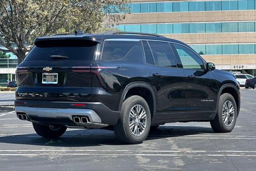 Mosaic Black Metallic 2025 Chevrolet Traverse LT