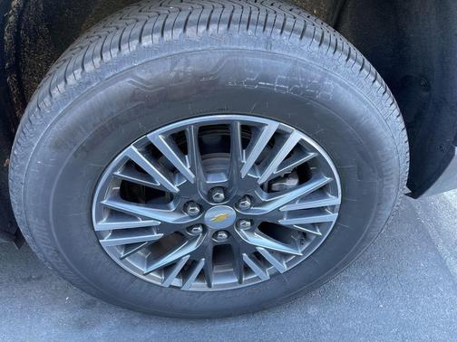 Mosaic Black Metallic 2025 Chevrolet Traverse LT