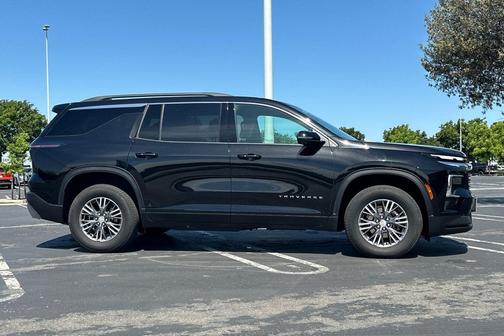 Mosaic Black Metallic 2025 Chevrolet Traverse LT
