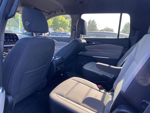 Mosaic Black Metallic 2025 Chevrolet Traverse LT