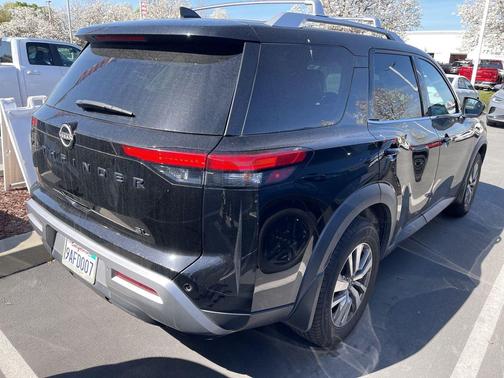 2022 Nissan Pathfinder SL 2WD