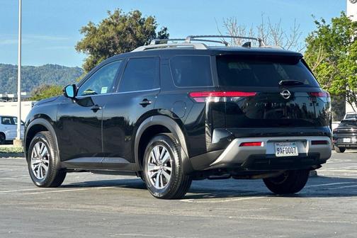 2022 Nissan Pathfinder SL 2WD