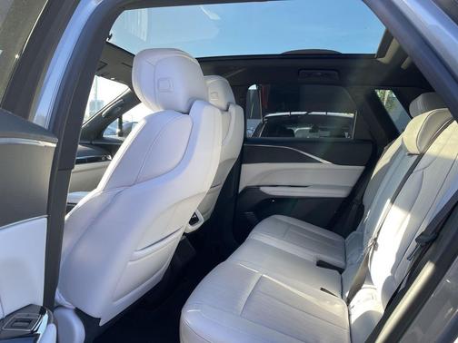 Argent Silver Metallic 2024 Cadillac LYRIQ Luxury