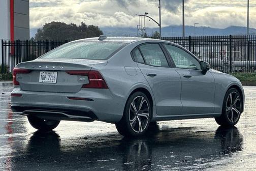 2024 Volvo S60 B5 Plus Dark Theme