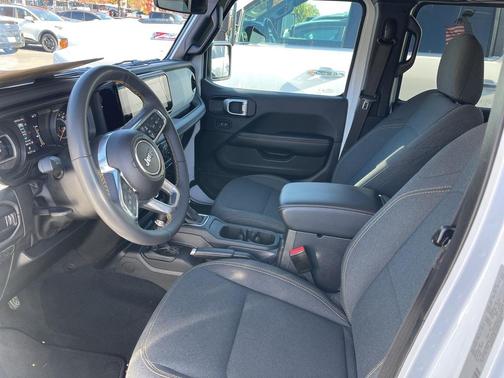 2025 Jeep Wrangler 4-Door Sahara 4x4