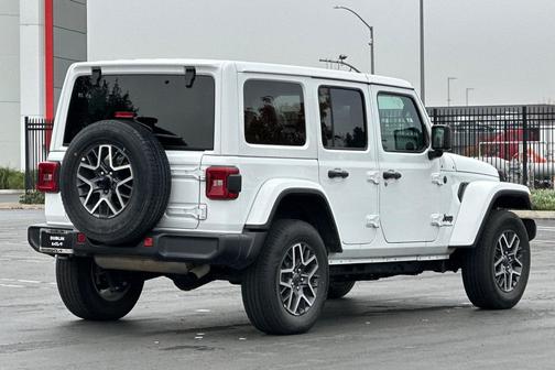 2025 Jeep Wrangler 4-Door Sahara 4x4