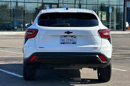 Summit White 2025 Chevrolet Trax FWD 1RS