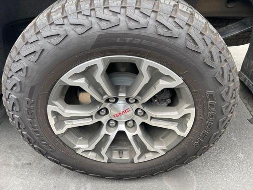 Summit White 2025 GMC Sierra 1500 SLT