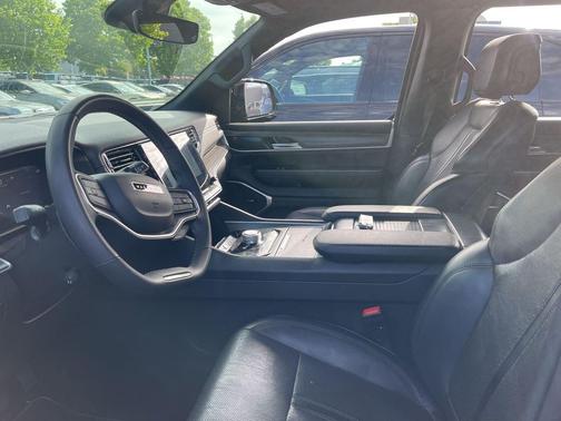 Diamond Black Crystal Pearlcoat 2024 Jeep Wagoneer L Series II 4x2