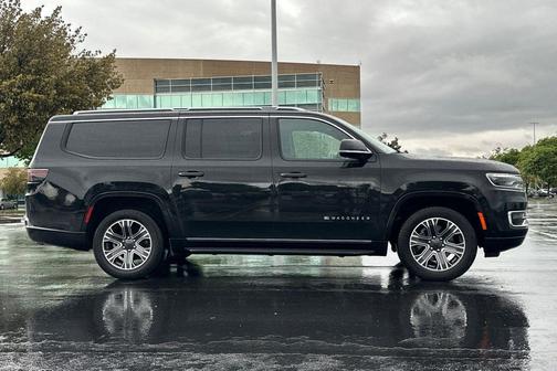 Diamond Black Crystal Pearlcoat 2024 Jeep Wagoneer L Series II 4x2