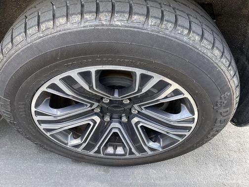 Diamond Black Crystal Pearlcoat 2024 Jeep Wagoneer L Series II 4x2