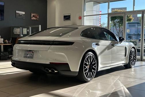 2025 Porsche Panamera 4