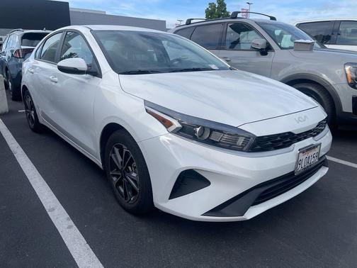 Snow White Pearl 2024 Kia Forte LXS