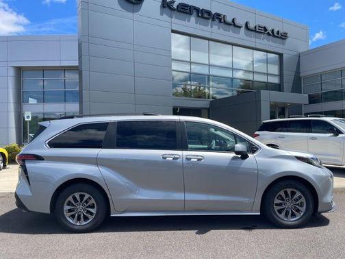 Celestial Silver Metallic 2021 Toyota Sienna XLE 7 Passenger