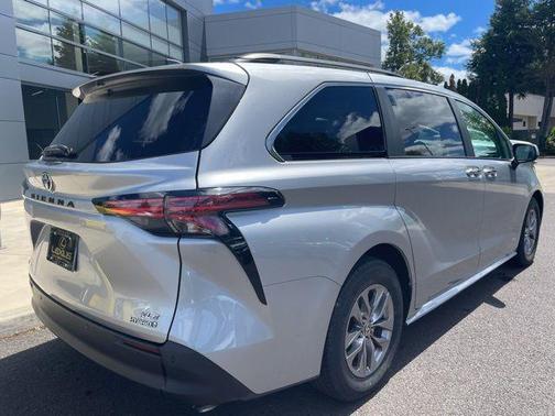 Celestial Silver Metallic 2021 Toyota Sienna XLE 7 Passenger