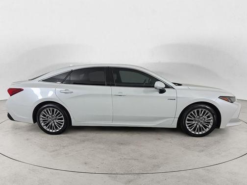 Pearl 2021 Toyota Avalon Hybrid Limited