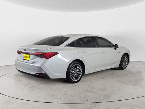 Pearl 2021 Toyota Avalon Hybrid Limited