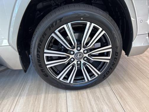 2025 Lexus LX 700h Luxury