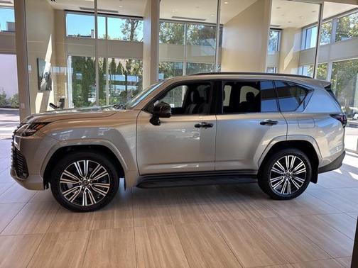 2025 Lexus LX 700h Luxury