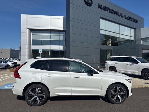 Crystal White Metallic 2025 Volvo XC60 B5 Ultra