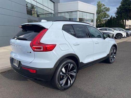 2026 Volvo XC40 Ultra, B5 AWD Gas (mild hybrid), Dark