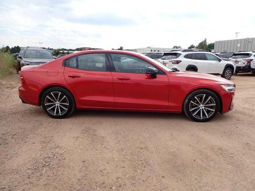 2022 Volvo S60 B5 Momentum