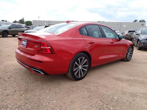 2022 Volvo S60 B5 Momentum