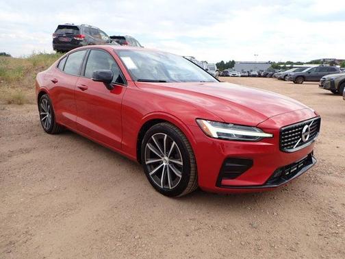 2022 Volvo S60 B5 Momentum
