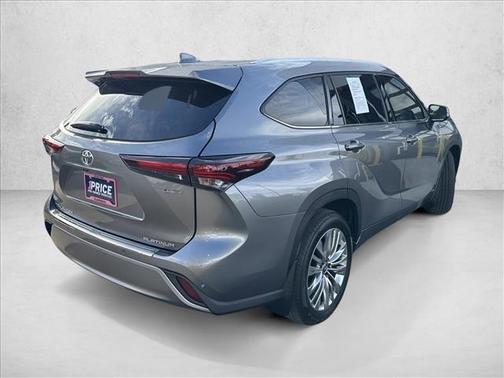 Metal 2025 Toyota Highlander Hybrid Platinum