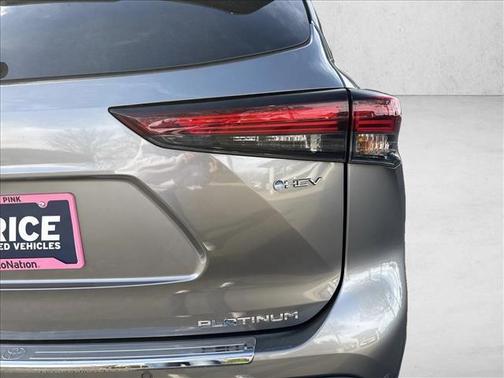 Metal 2025 Toyota Highlander Hybrid Platinum