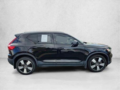 2019 Volvo XC40 MOMENTUM