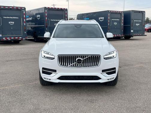 Crystal White Metallic 2023 Volvo XC90 B6 Plus 7-Seater