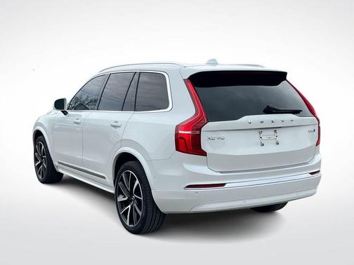 Crystal White Metallic 2023 Volvo XC90 B6 Plus 7-Seater