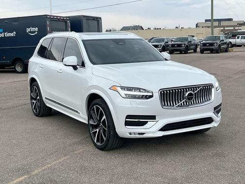 Crystal White Metallic 2023 Volvo XC90 B6 Plus 7-Seater