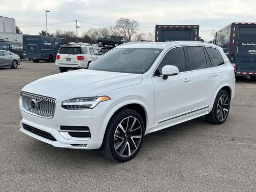 Crystal White Metallic 2023 Volvo XC90 B6 Plus 7-Seater