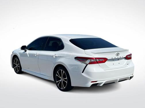 Super White 2018 Toyota Camry SE