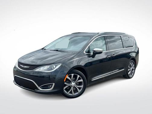 Brilliant Black Crystal Pearlcoat 2019 Chrysler Pacifica Limited