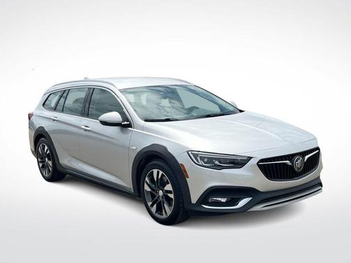 Quicksilver Metallic 2018 Buick Regal TourX Essence