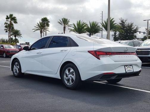 2022 Hyundai ELANTRA SE