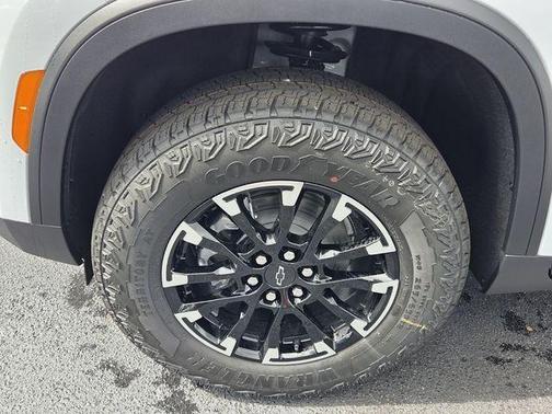 White 2026 Chevrolet Traverse Z71