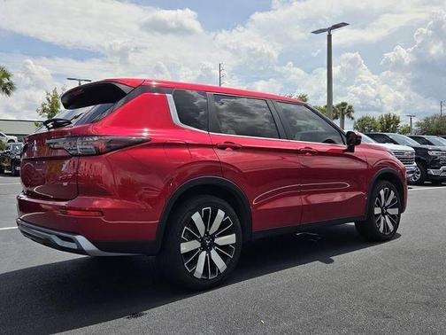 Red Metallic 2025 Mitsubishi Outlander SE