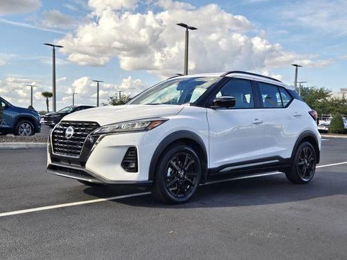 2022 Nissan Kicks SR